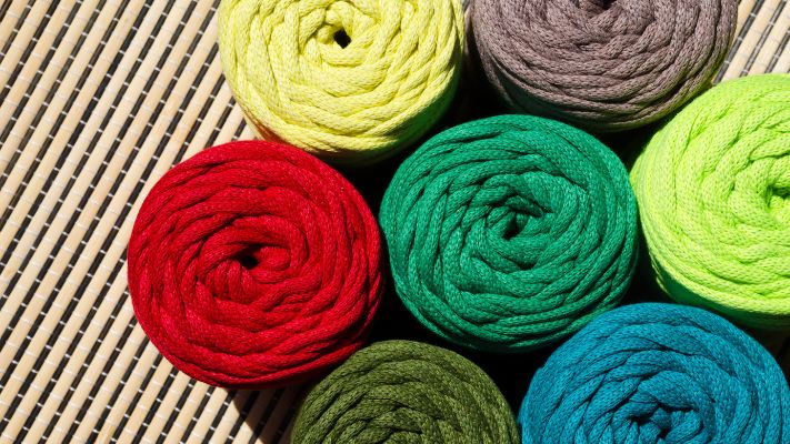 Diferentes firbas de colores llamativos para hacer macrame moderno